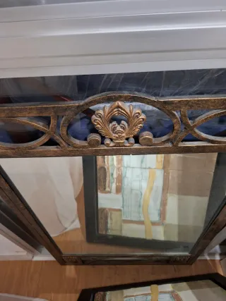 Espejo de metal con diseño clásico