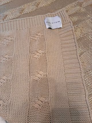 Manta dorada tejida con trenzas