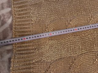 Manta dorada tejida con trenzas