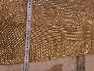 Manta dorada tejida con trenzas