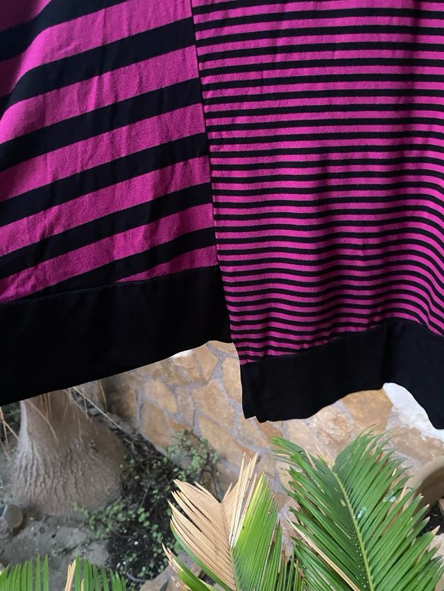 Jersey fino asimétrico a rayas rosa y negro