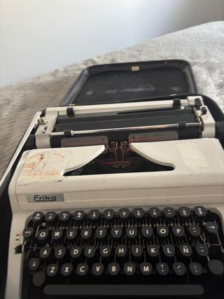 Máquina de escribir Erika Modelo 100