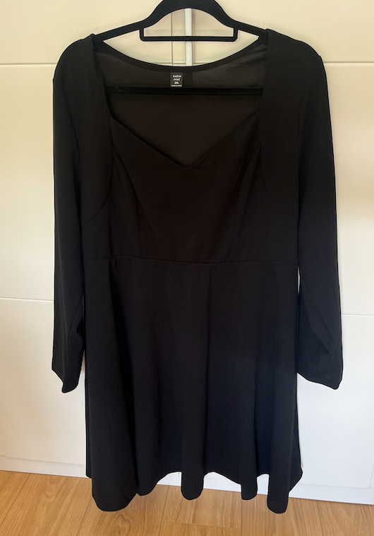 Vestido negro elegante de manga larga