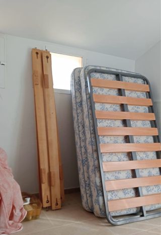 Cama con estructura de madera y colchón