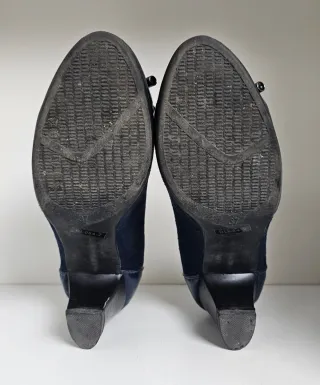 Zapatos tacón azul calado ante y charol