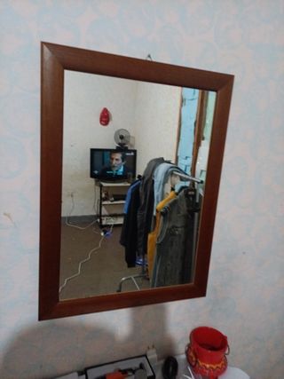 Specchio con cornice in legno