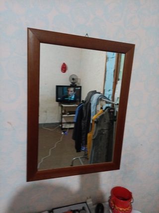 Specchio con cornice in legno