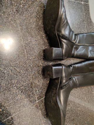 Botas altas de piel negras