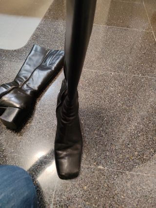 Botas altas de piel negras