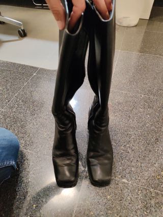 Botas altas de piel negras