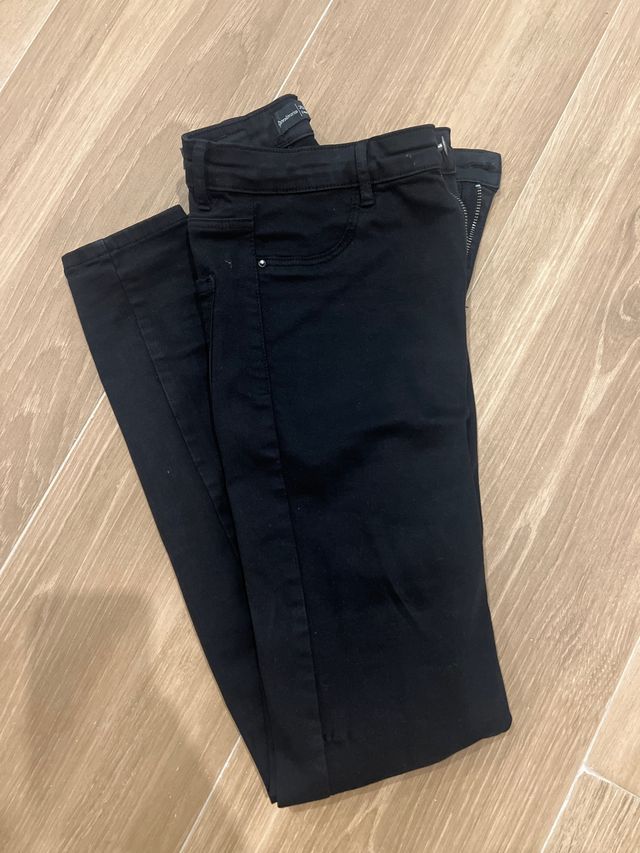 Pantalón pitillo negro Stradivarius Talla 38-40