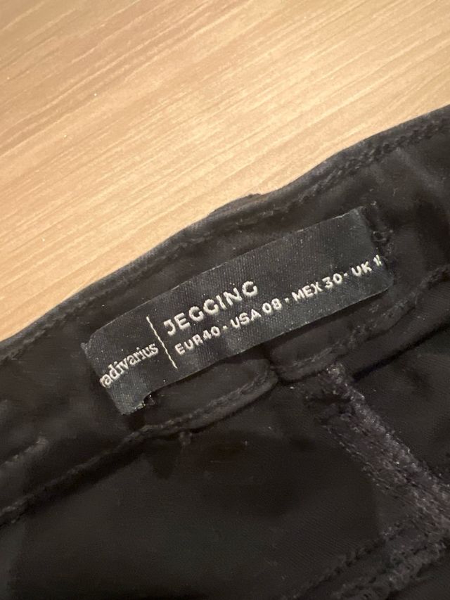 Pantalón pitillo negro Stradivarius Talla 38-40