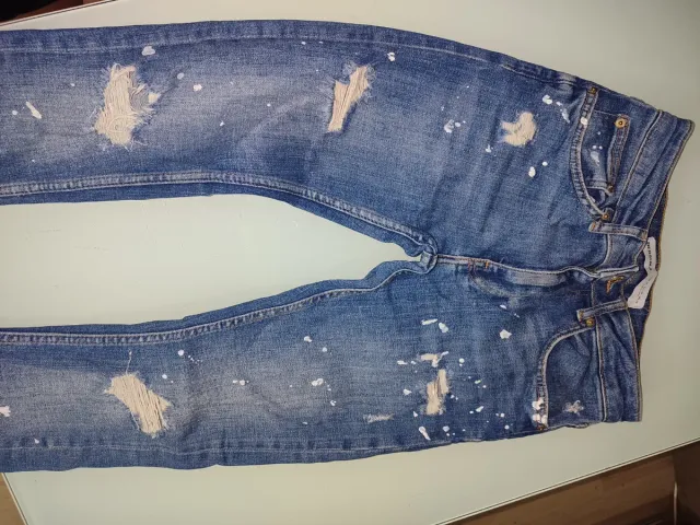 Vaqueros rotos con salpicaduras