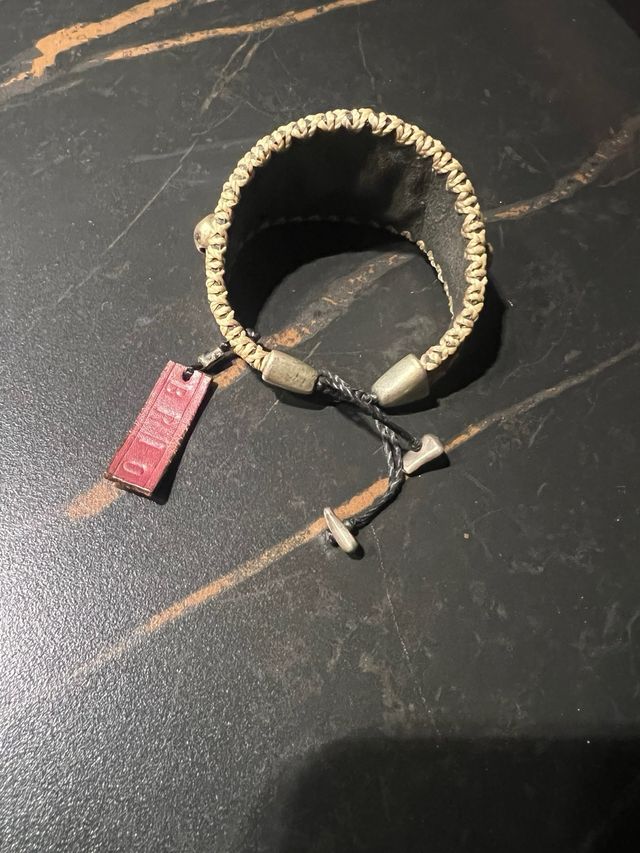 Pulsera de cuero roja y plateada