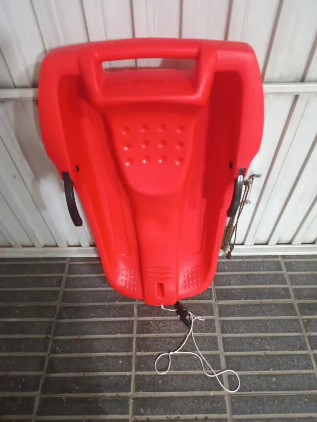 Trineo rojo para nieve