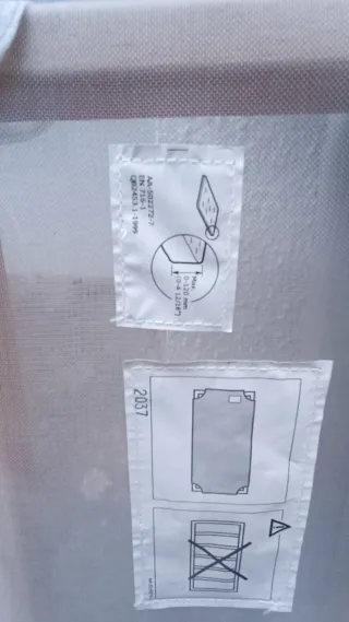 Cuna de bebé gris De Ikea modelo sundvik