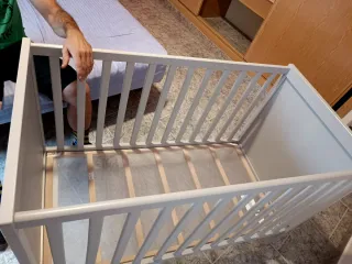 Cuna de bebé gris De Ikea modelo sundvik