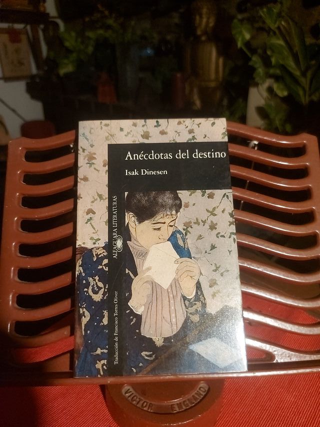 Cometas en el cielo entre dos palacios pañuelo tur