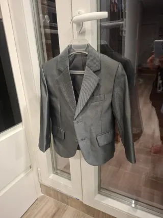 Traje de niño plateado talla 2 a 3 años