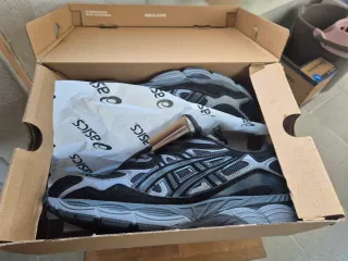 Zapatillas Asics Negras y Grises