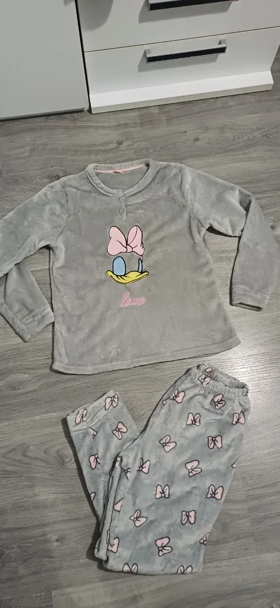 Pijama gris con estampado de la Patita Daisy
