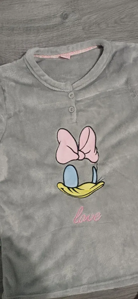 Pijama gris con estampado de la Patita Daisy