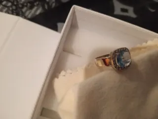 Sortija Oro Blanco 18k con Piedra Azul