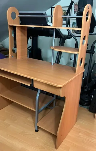 Escritorio de madera con estantes