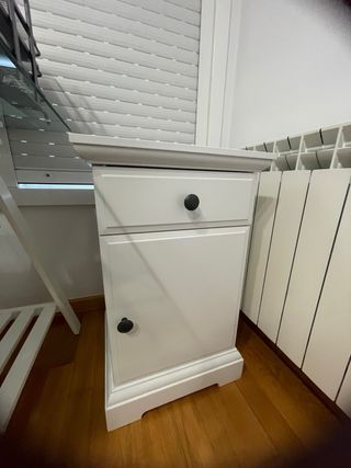Mesita de noche blanca de madera