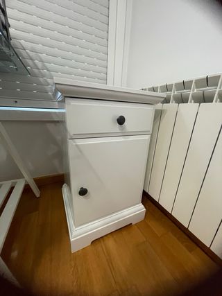 Mesita de noche blanca de madera