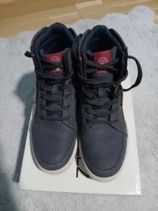 Zapatillas altas grises y rojas