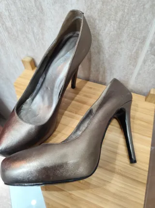 Zapatos de tacón dorados y plateados