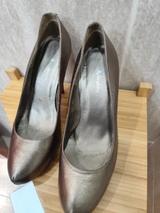 Zapatos de tacón dorados y plateados