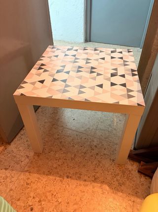 Mesa auxiliar geométrica
