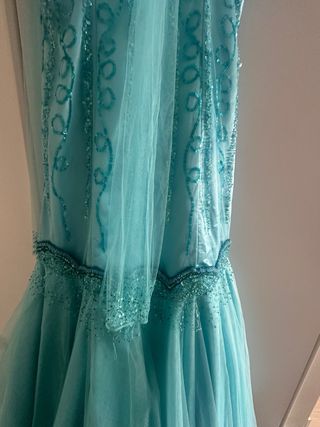 Vestido de fiesta azul turquesa con chal a juego 