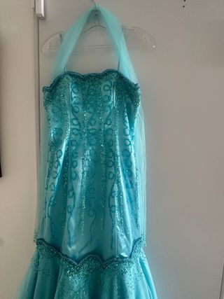 Vestido de fiesta azul turquesa con chal a juego 