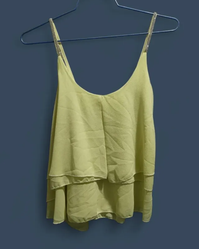 Blusa amarilla con tirantes brillantes