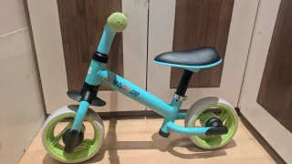 Bici de equilibrio azul y verde + casco de bici
