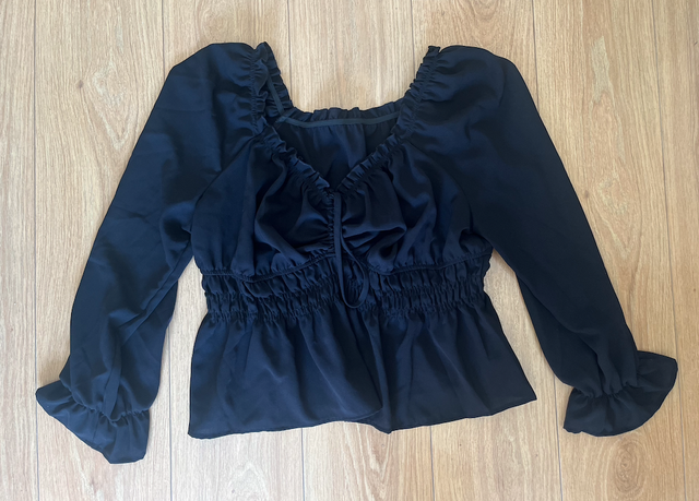 blusa camiseta negra fruncida de manga larga