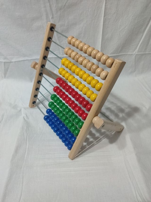 Ábacus de madeira com contas coloridas