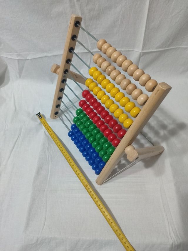Ábacus de madeira com contas coloridas