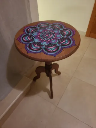 Tavolo laterale rotondo con disegno mandala.