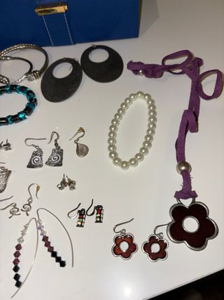 Conjunto de Joyas: Pulseras, Pendientes y Colgante