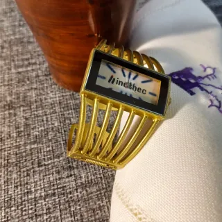 Reloj de pulsera dorado y negro para mujer