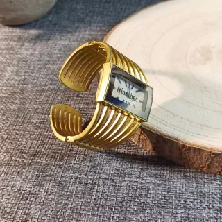 Reloj de pulsera dorado y negro para mujer