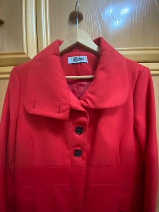 Abrigo rojo con botones