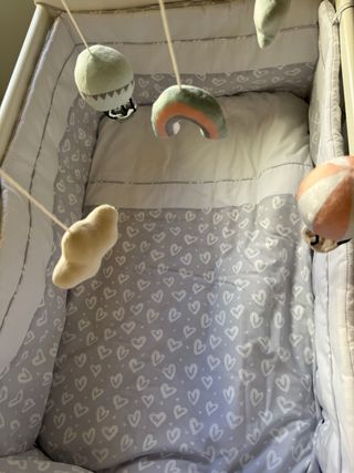 Minicuna colecho mecedora o fija.