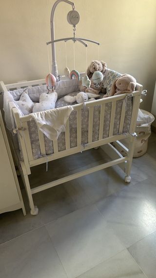 Minicuna colecho mecedora o fija.