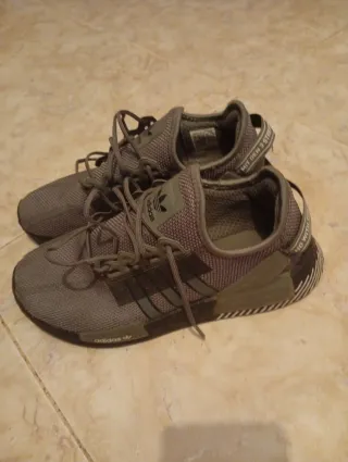 Zapatillas Adidas Grises y Negras