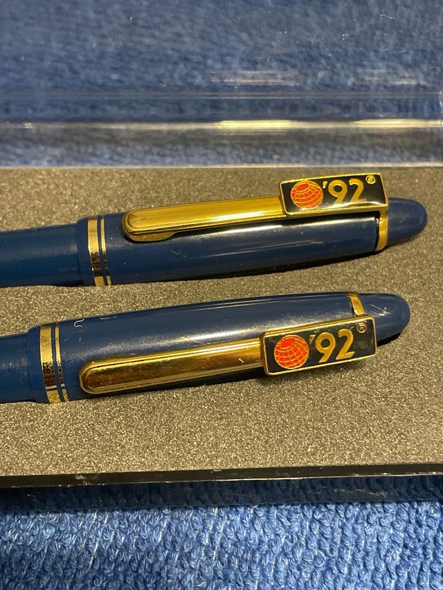 Estuche boli y lápiz azul con detalles dorados